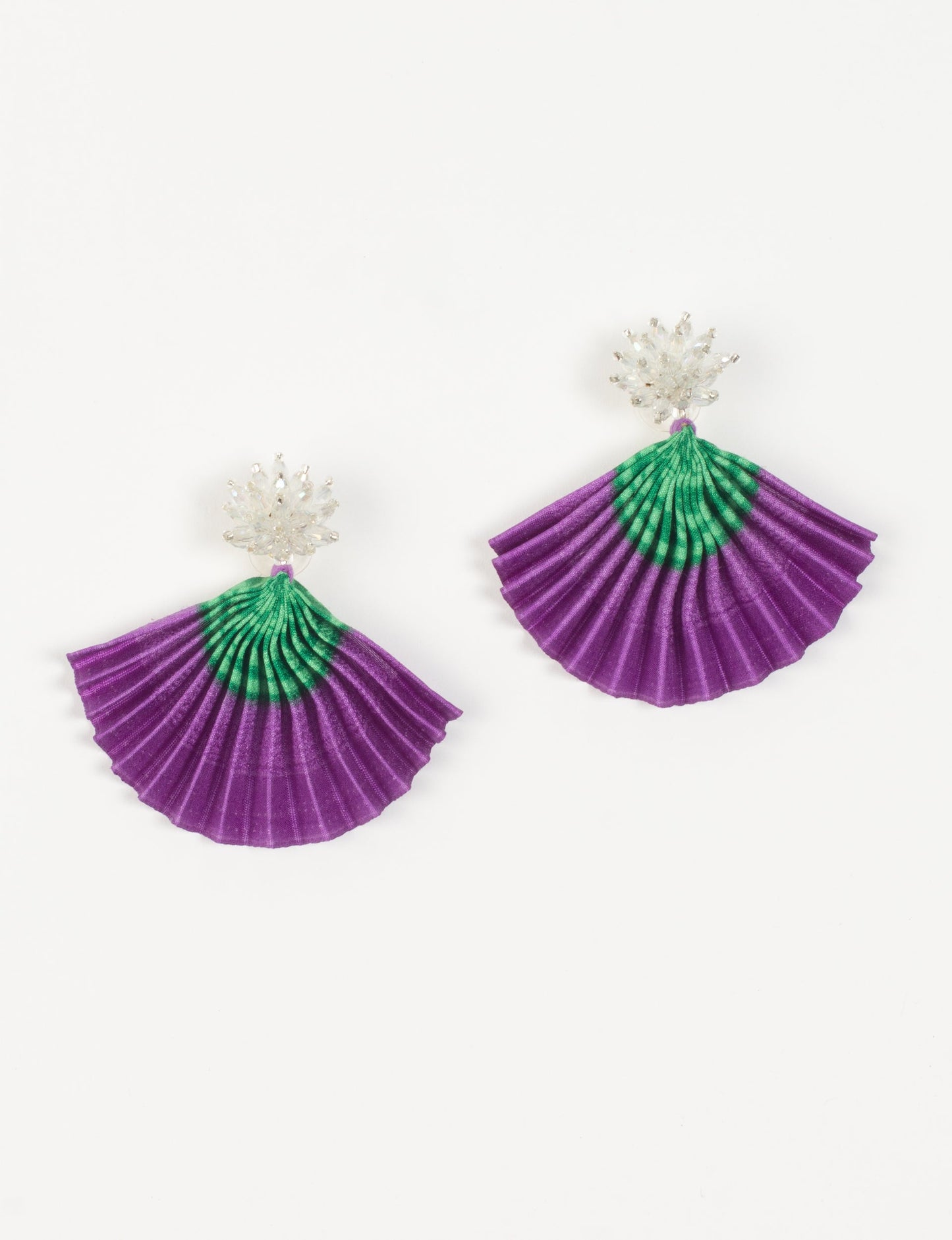 Adorn yourself sustainably with our PLEATED EARRINGS – classic wonders made of Indian saris, now featuring a floret stud at the top. A blend of ethical clothing, green fashion, and slow fashion, these earrings add a touch of class to consciousness, nodding to circular fashion techniques. Fastened with hypoallergy tested metal hooks, nickel, and lead-free for a conscious and stylish accessory.