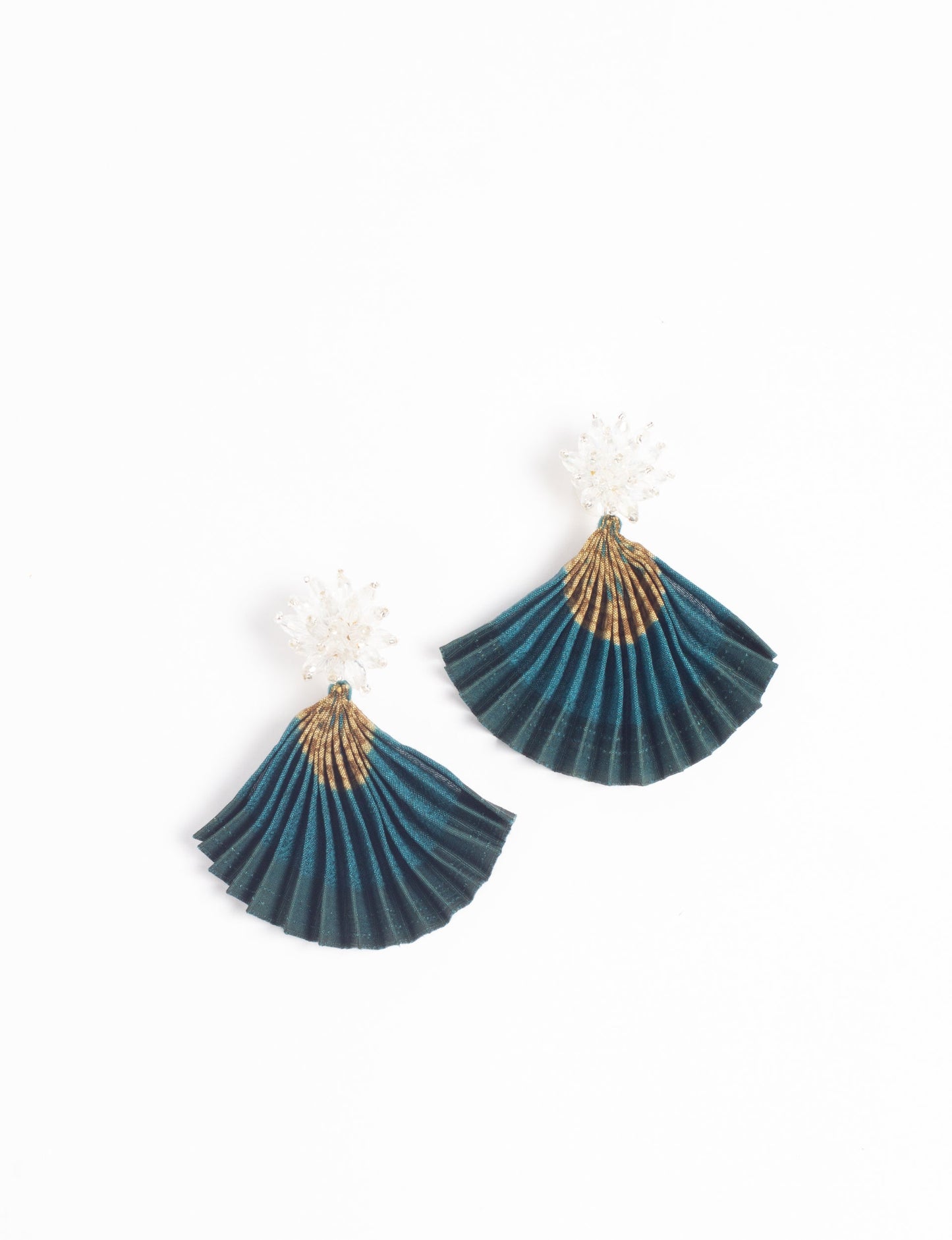 Adorn yourself sustainably with our PLEATED EARRINGS – classic wonders made of Indian saris, now featuring a floret stud at the top. A blend of ethical clothing, green fashion, and slow fashion, these earrings add a touch of class to consciousness, nodding to circular fashion techniques. Fastened with hypoallergy tested metal hooks, nickel, and lead-free for a conscious and stylish accessory.