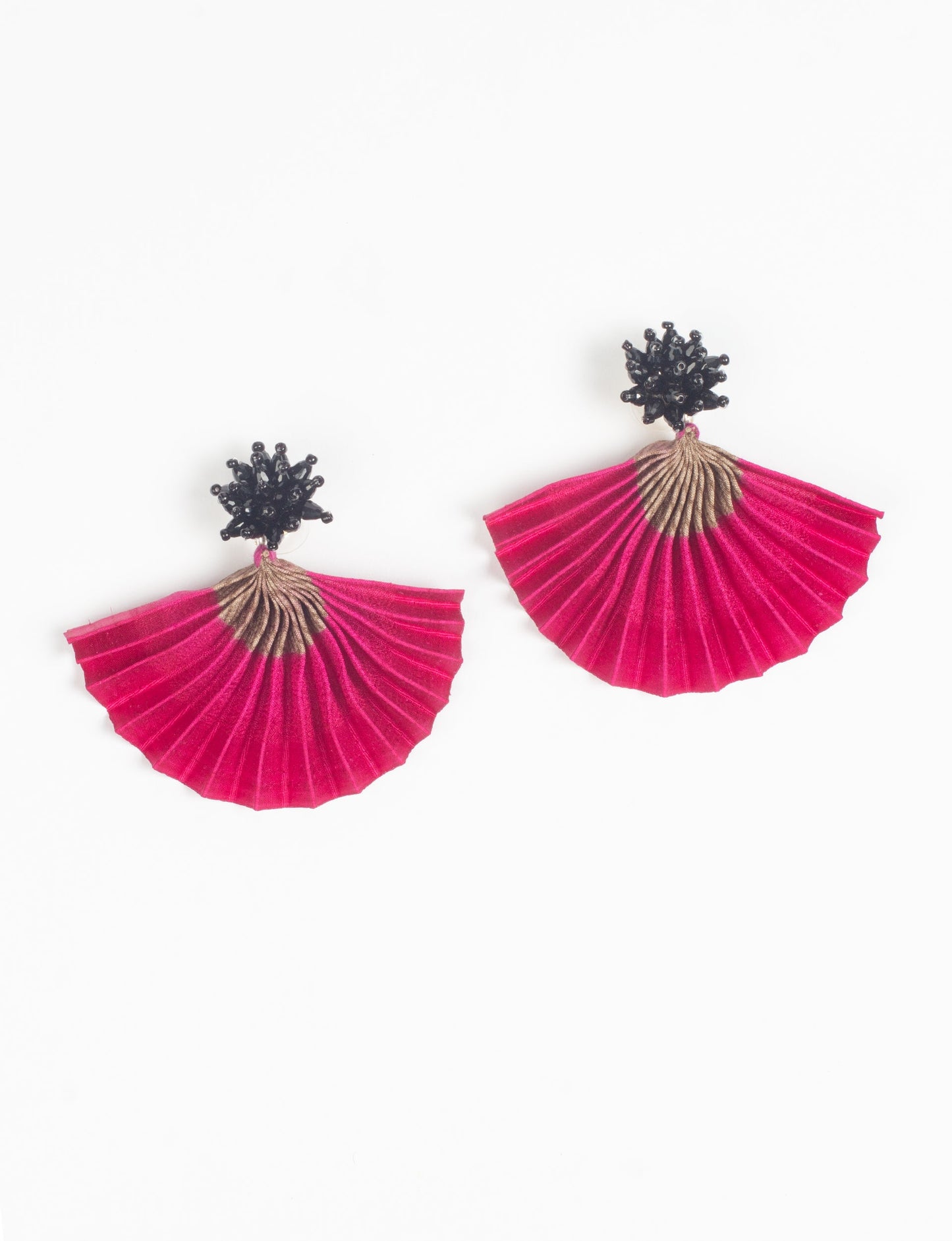 Adorn yourself sustainably with our PLEATED EARRINGS – classic wonders made of Indian saris, now featuring a floret stud at the top. A blend of ethical clothing, green fashion, and slow fashion, these earrings add a touch of class to consciousness, nodding to circular fashion techniques. Fastened with hypoallergy tested metal hooks, nickel, and lead-free for a conscious and stylish accessory.