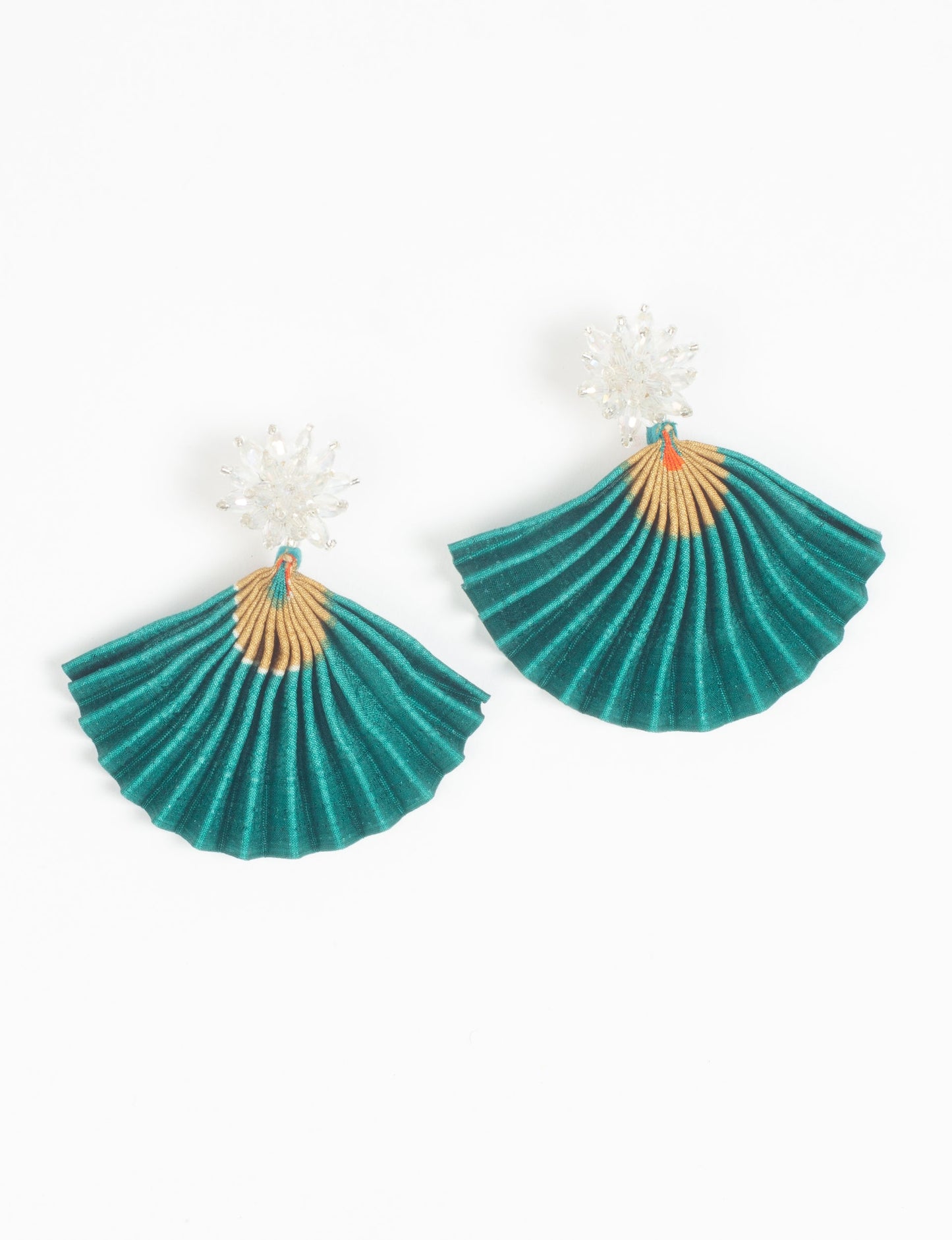 Adorn yourself sustainably with our PLEATED EARRINGS – classic wonders made of Indian saris, now featuring a floret stud at the top. A blend of ethical clothing, green fashion, and slow fashion, these earrings add a touch of class to consciousness, nodding to circular fashion techniques. Fastened with hypoallergy tested metal hooks, nickel, and lead-free for a conscious and stylish accessory.