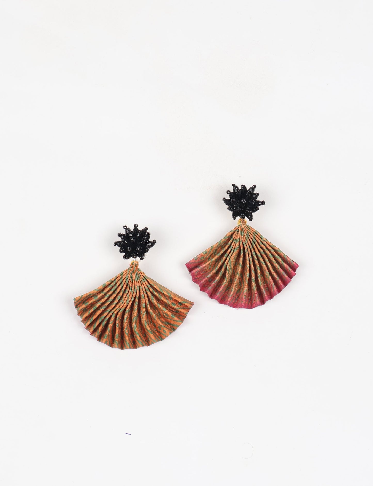 Adorn yourself sustainably with our PLEATED EARRINGS – classic wonders made of Indian saris, now featuring a floret stud at the top. A blend of ethical clothing, green fashion, and slow fashion, these earrings add a touch of class to consciousness, nodding to circular fashion techniques. Fastened with hypoallergy tested metal hooks, nickel, and lead-free for a conscious and stylish accessory.