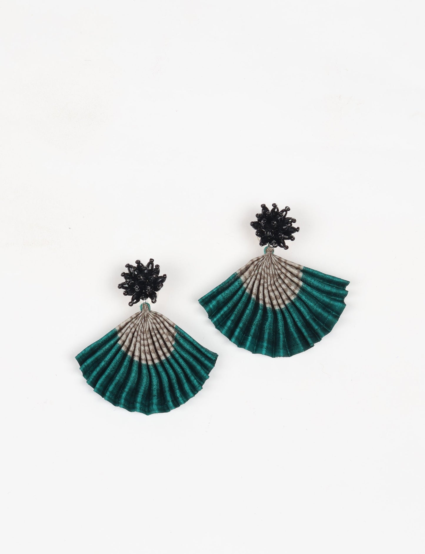 Adorn yourself sustainably with our PLEATED EARRINGS – classic wonders made of Indian saris, now featuring a floret stud at the top. A blend of ethical clothing, green fashion, and slow fashion, these earrings add a touch of class to consciousness, nodding to circular fashion techniques. Fastened with hypoallergy tested metal hooks, nickel, and lead-free for a conscious and stylish accessory.