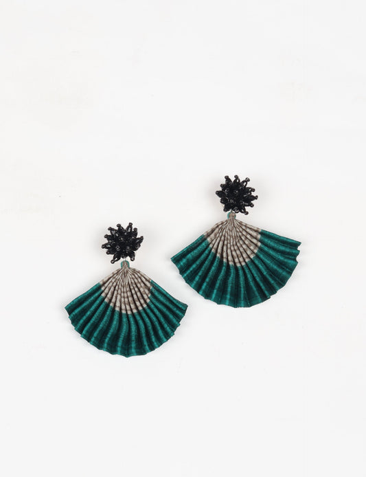 Adorn yourself sustainably with our PLEATED EARRINGS – classic wonders made of Indian saris, now featuring a floret stud at the top. A blend of ethical clothing, green fashion, and slow fashion, these earrings add a touch of class to consciousness, nodding to circular fashion techniques. Fastened with hypoallergy tested metal hooks, nickel, and lead-free for a conscious and stylish accessory.