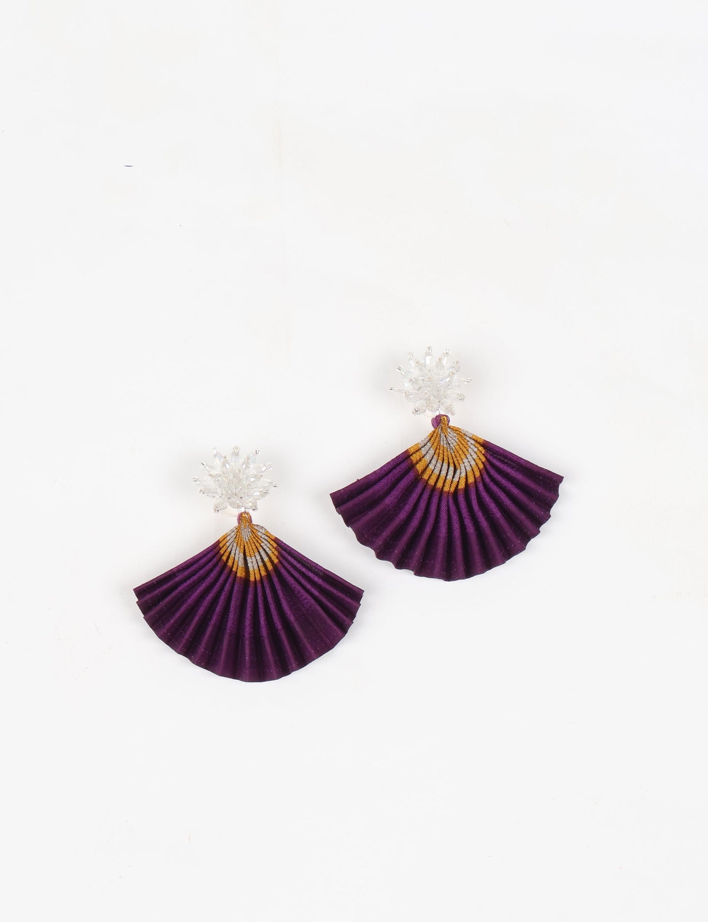 Adorn yourself sustainably with our PLEATED EARRINGS – classic wonders made of Indian saris, now featuring a floret stud at the top. A blend of ethical clothing, green fashion, and slow fashion, these earrings add a touch of class to consciousness, nodding to circular fashion techniques. Fastened with hypoallergy tested metal hooks, nickel, and lead-free for a conscious and stylish accessory.