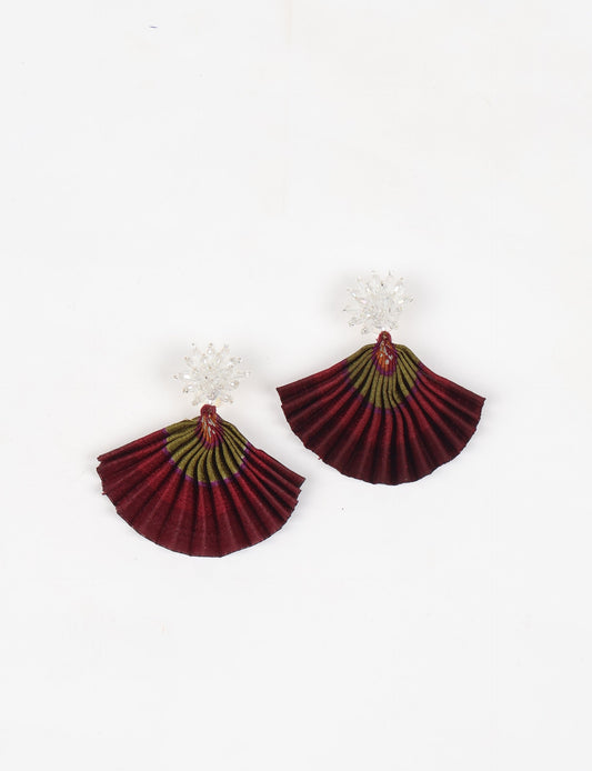 Adorn yourself sustainably with our PLEATED EARRINGS – classic wonders made of Indian saris, now featuring a floret stud at the top. A blend of ethical clothing, green fashion, and slow fashion, these earrings add a touch of class to consciousness, nodding to circular fashion techniques. Fastened with hypoallergy tested metal hooks, nickel, and lead-free for a conscious and stylish accessory.