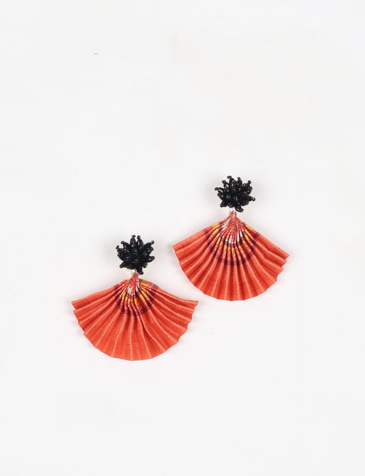 Adorn yourself sustainably with our PLEATED EARRINGS – classic wonders made of Indian saris, now featuring a floret stud at the top. A blend of ethical clothing, green fashion, and slow fashion, these earrings add a touch of class to consciousness, nodding to circular fashion techniques. Fastened with hypoallergy tested metal hooks, nickel, and lead-free for a conscious and stylish accessory.