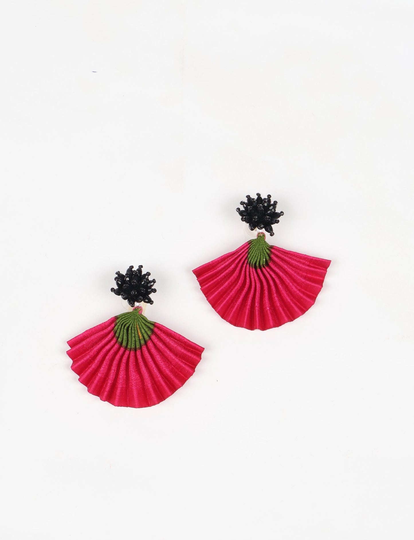 Adorn yourself sustainably with our PLEATED EARRINGS – classic wonders made of Indian saris, now featuring a floret stud at the top. A blend of ethical clothing, green fashion, and slow fashion, these earrings add a touch of class to consciousness, nodding to circular fashion techniques. Fastened with hypoallergy tested metal hooks, nickel, and lead-free for a conscious and stylish accessory.