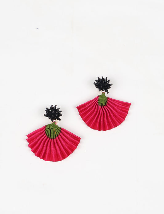 Adorn yourself sustainably with our PLEATED EARRINGS – classic wonders made of Indian saris, now featuring a floret stud at the top. A blend of ethical clothing, green fashion, and slow fashion, these earrings add a touch of class to consciousness, nodding to circular fashion techniques. Fastened with hypoallergy tested metal hooks, nickel, and lead-free for a conscious and stylish accessory.