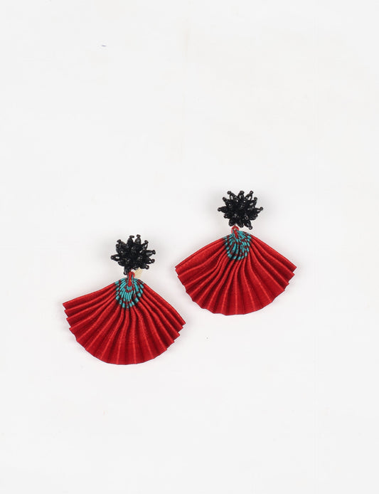 Adorn yourself sustainably with our PLEATED EARRINGS – classic wonders made of Indian saris, now featuring a floret stud at the top. A blend of ethical clothing, green fashion, and slow fashion, these earrings add a touch of class to consciousness, nodding to circular fashion techniques. Fastened with hypoallergy tested metal hooks, nickel, and lead-free for a conscious and stylish accessory.