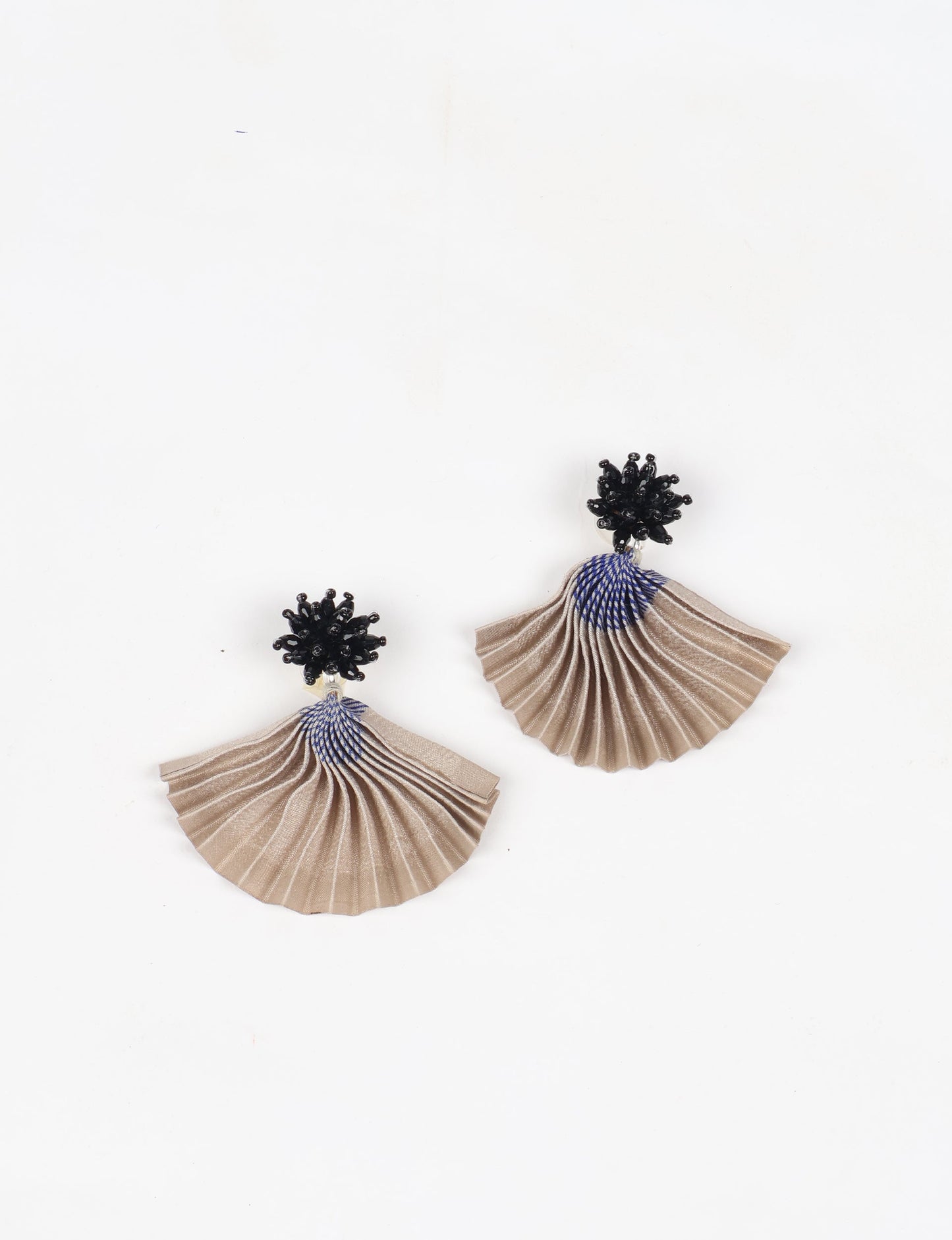 Adorn yourself sustainably with our PLEATED EARRINGS – classic wonders made of Indian saris, now featuring a floret stud at the top. A blend of ethical clothing, green fashion, and slow fashion, these earrings add a touch of class to consciousness, nodding to circular fashion techniques. Fastened with hypoallergy tested metal hooks, nickel, and lead-free for a conscious and stylish accessory.