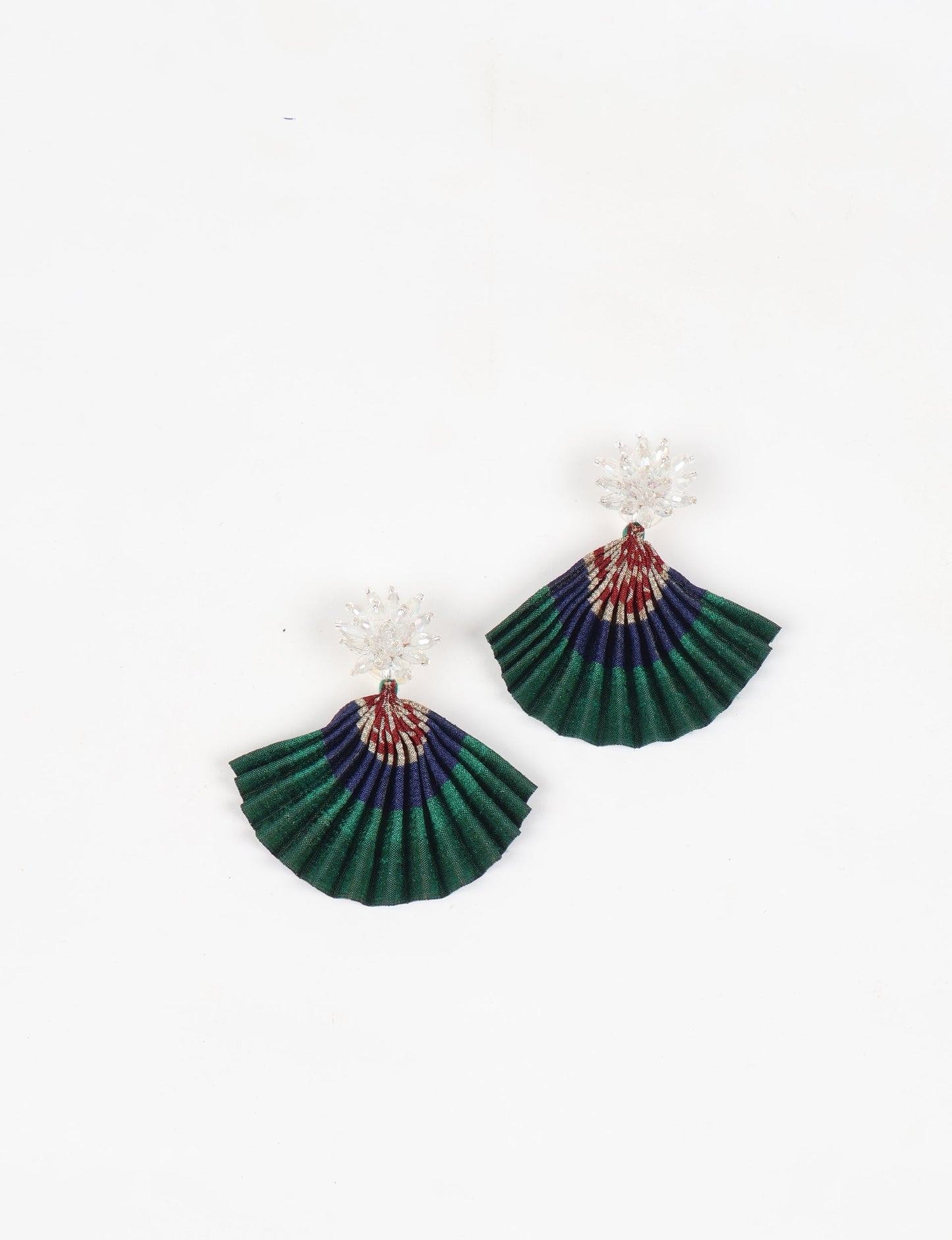 Adorn yourself sustainably with our PLEATED EARRINGS – classic wonders made of Indian saris, now featuring a floret stud at the top. A blend of ethical clothing, green fashion, and slow fashion, these earrings add a touch of class to consciousness, nodding to circular fashion techniques. Fastened with hypoallergy tested metal hooks, nickel, and lead-free for a conscious and stylish accessory.