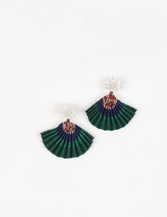 Adorn yourself sustainably with our PLEATED EARRINGS – classic wonders made of Indian saris, now featuring a floret stud at the top. A blend of ethical clothing, green fashion, and slow fashion, these earrings add a touch of class to consciousness, nodding to circular fashion techniques. Fastened with hypoallergy tested metal hooks, nickel, and lead-free for a conscious and stylish accessory.