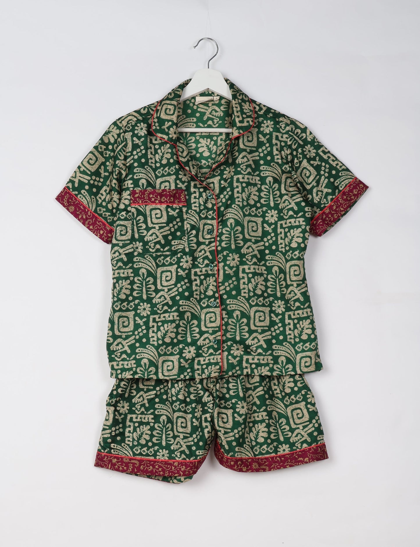 Indulge in comfort and style with our PJ Set Short, now with short sleeves. Crafted from upcycled saris, these shorts embody a zero-waste mentality for sustainable sleepwear. Versatile from day to night, perfect for beach lounging or poolside yoga, these pajamas redefine conscious fashion.