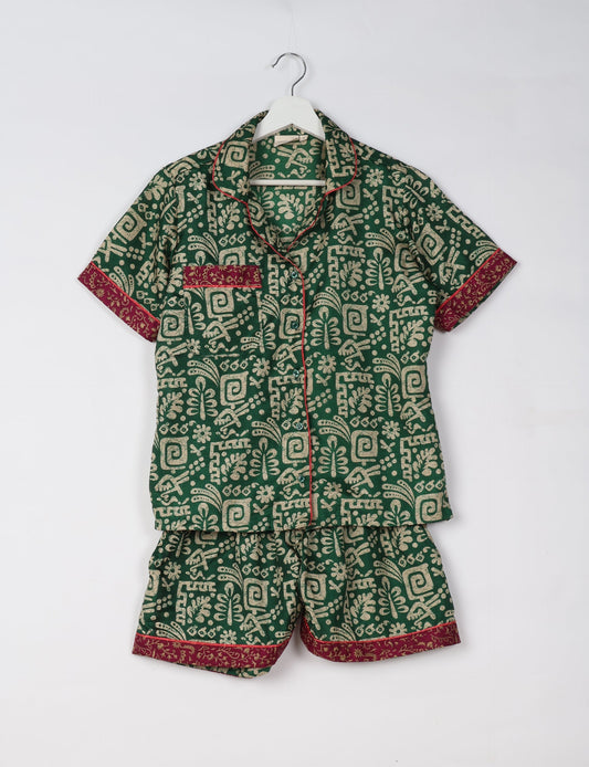 Indulge in comfort and style with our PJ Set Short, now with short sleeves. Crafted from upcycled saris, these shorts embody a zero-waste mentality for sustainable sleepwear. Versatile from day to night, perfect for beach lounging or poolside yoga, these pajamas redefine conscious fashion.