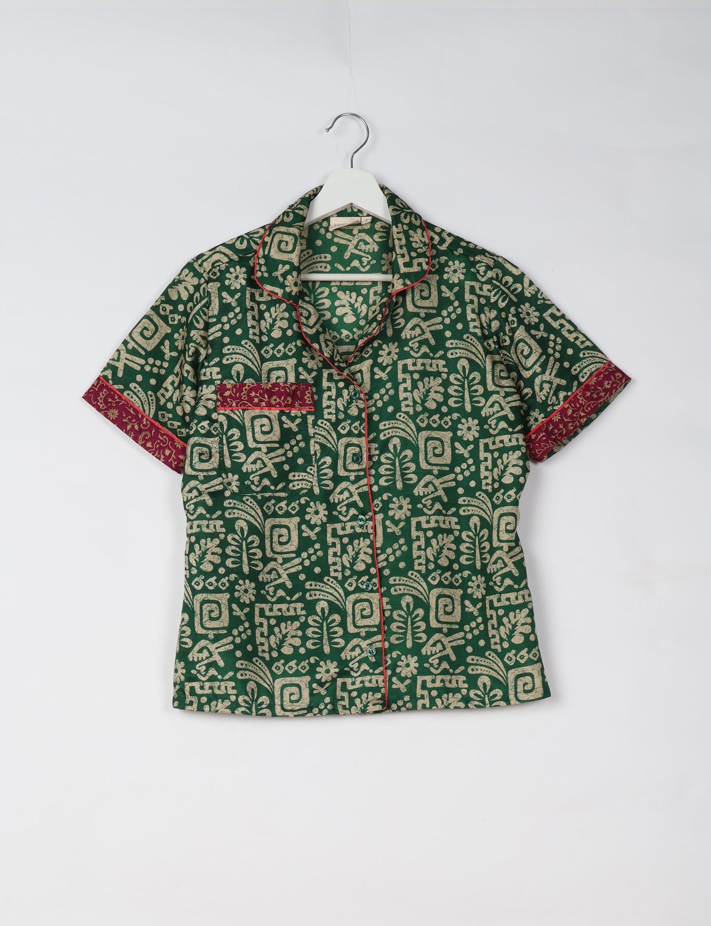 Indulge in comfort and style with our PJ Set Short, now with short sleeves. Crafted from upcycled saris, these shorts embody a zero-waste mentality for sustainable sleepwear. Versatile from day to night, perfect for beach lounging or poolside yoga, these pajamas redefine conscious fashion.