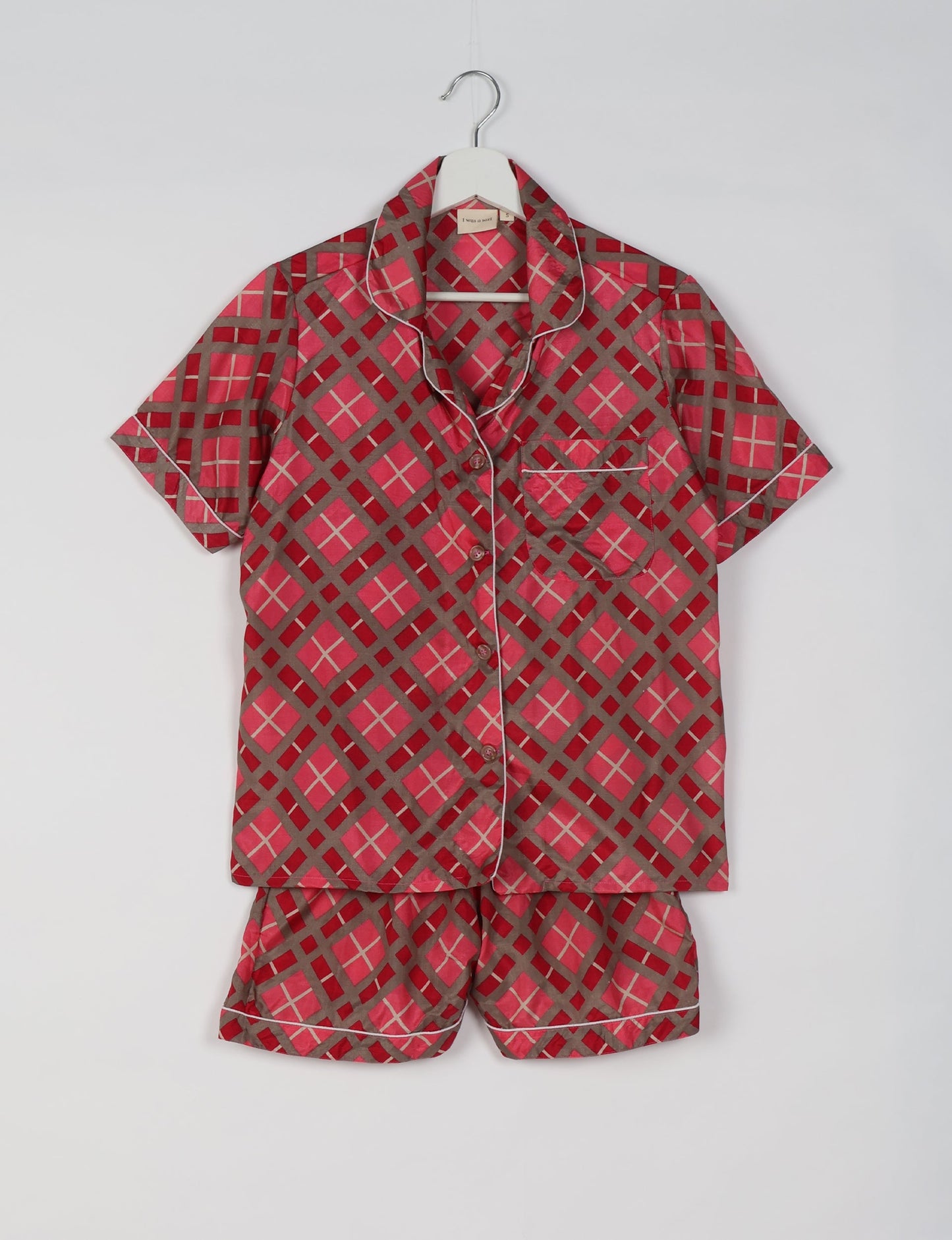 Indulge in comfort and style with our PJ Set Short, now with short sleeves. Crafted from upcycled saris, these shorts embody a zero-waste mentality for sustainable sleepwear. Versatile from day to night, perfect for beach lounging or poolside yoga, these pajamas redefine conscious fashion.