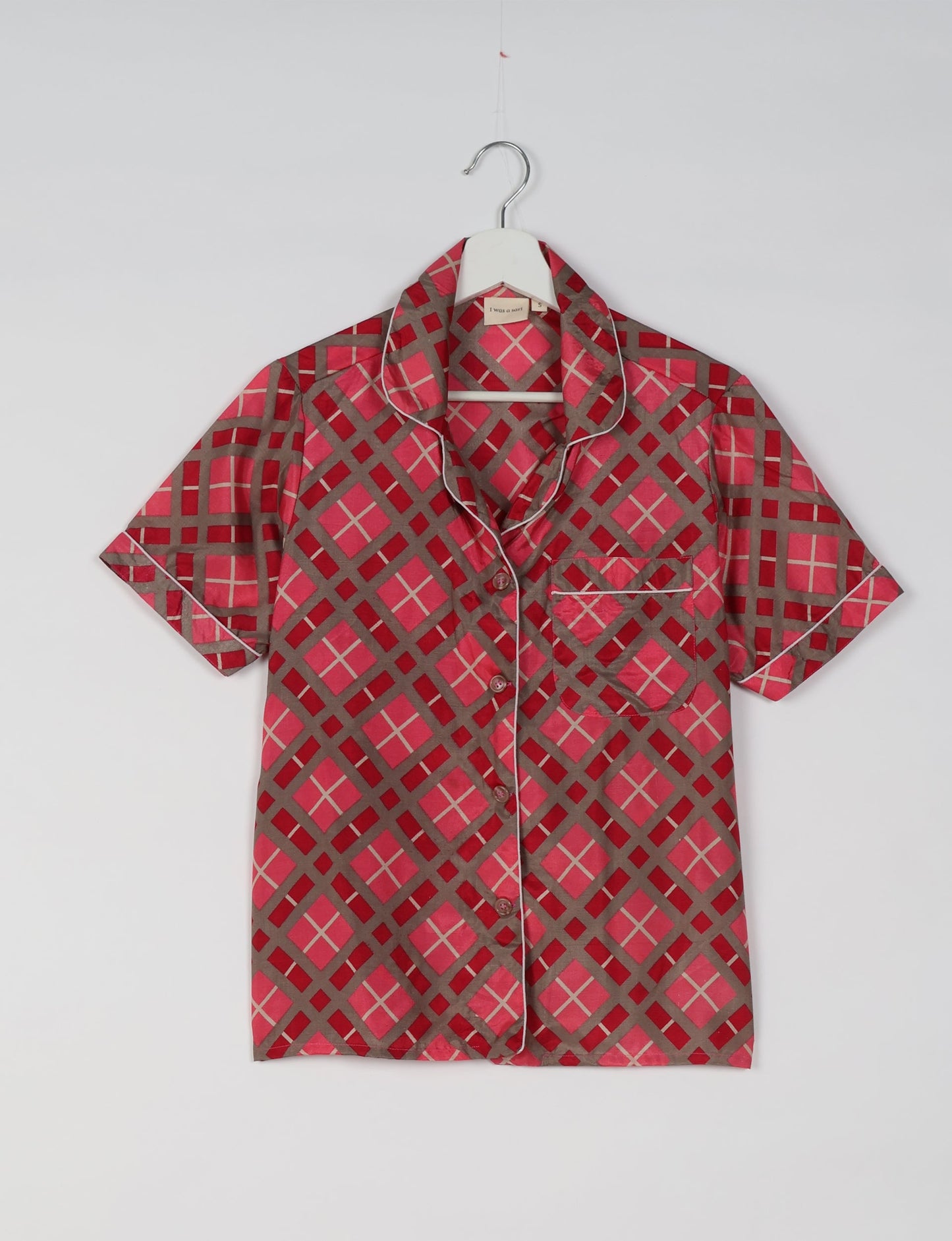 Indulge in comfort and style with our PJ Set Short, now with short sleeves. Crafted from upcycled saris, these shorts embody a zero-waste mentality for sustainable sleepwear. Versatile from day to night, perfect for beach lounging or poolside yoga, these pajamas redefine conscious fashion.