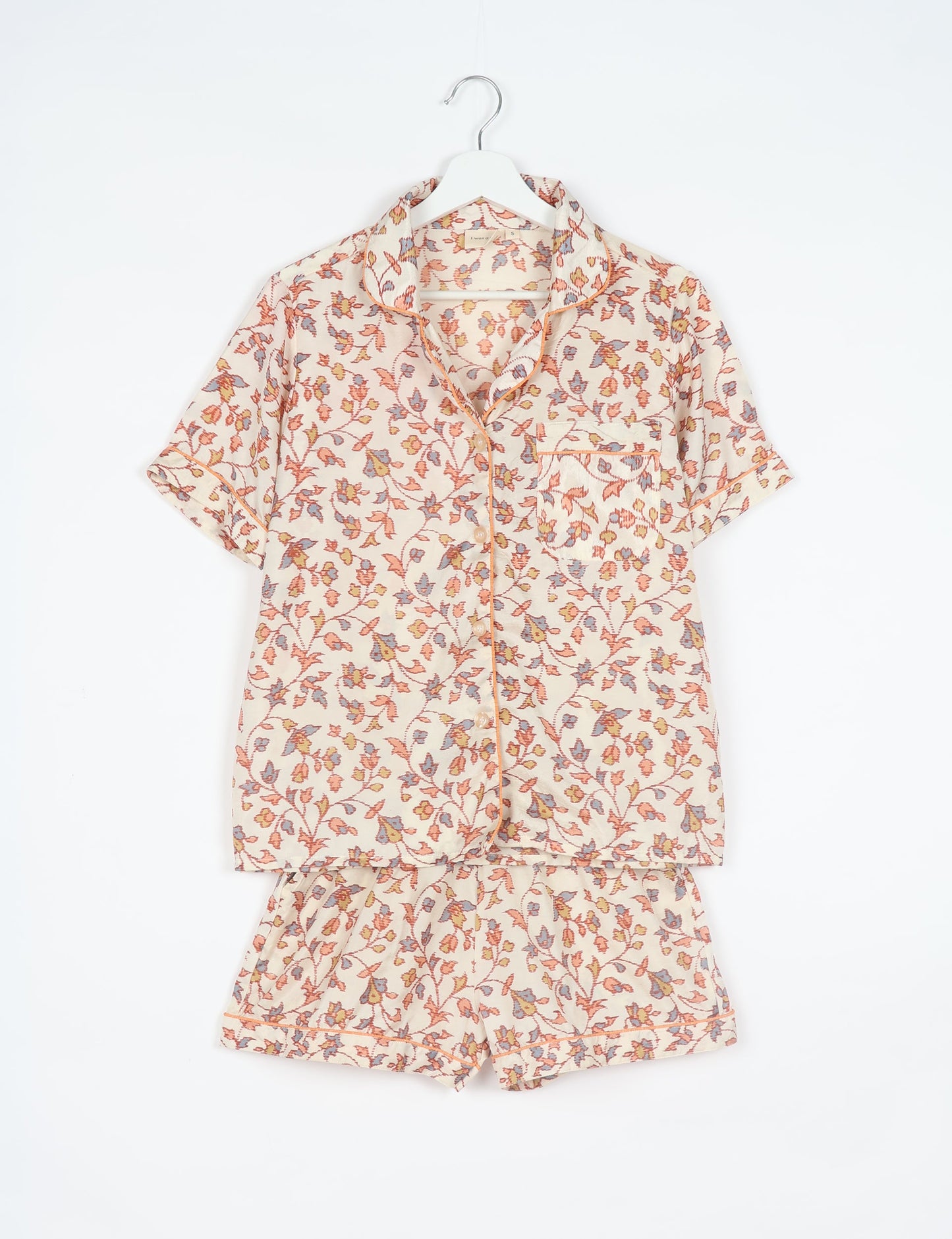 Indulge in comfort and style with our PJ Set Short, now with short sleeves. Crafted from upcycled saris, these shorts embody a zero-waste mentality for sustainable sleepwear. Versatile from day to night, perfect for beach lounging or poolside yoga, these pajamas redefine conscious fashion.