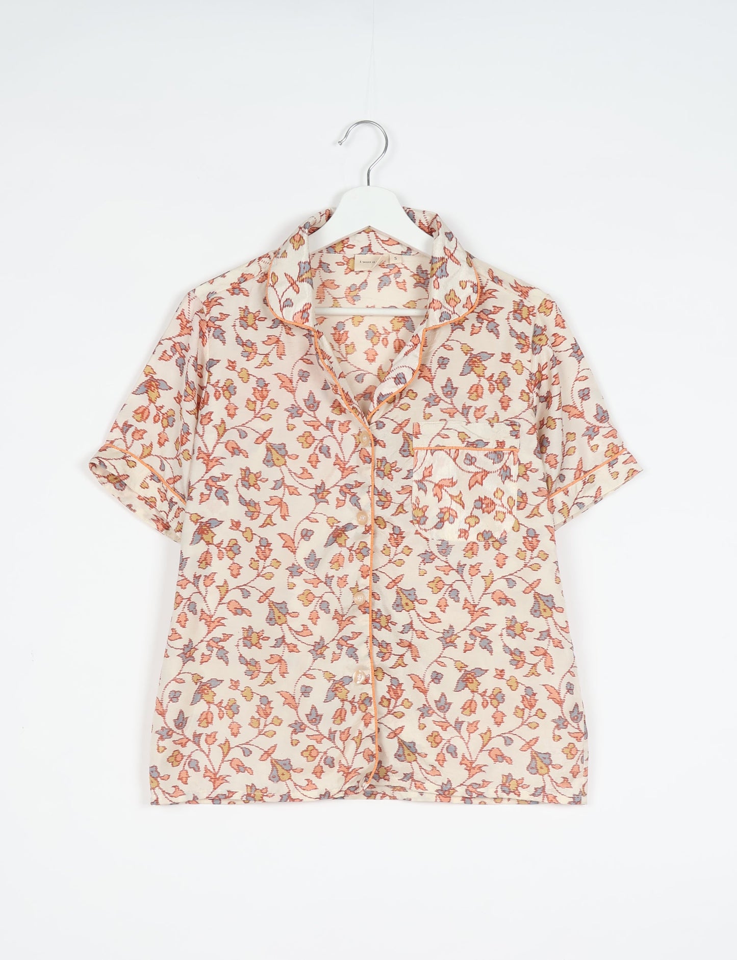 Indulge in comfort and style with our PJ Set Short, now with short sleeves. Crafted from upcycled saris, these shorts embody a zero-waste mentality for sustainable sleepwear. Versatile from day to night, perfect for beach lounging or poolside yoga, these pajamas redefine conscious fashion.