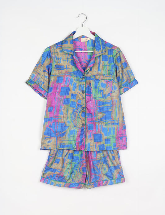 Indulge in comfort and style with our PJ Set Short, now with short sleeves. Crafted from upcycled saris, these shorts embody a zero-waste mentality for sustainable sleepwear. Versatile from day to night, perfect for beach lounging or poolside yoga, these pajamas redefine conscious fashion.