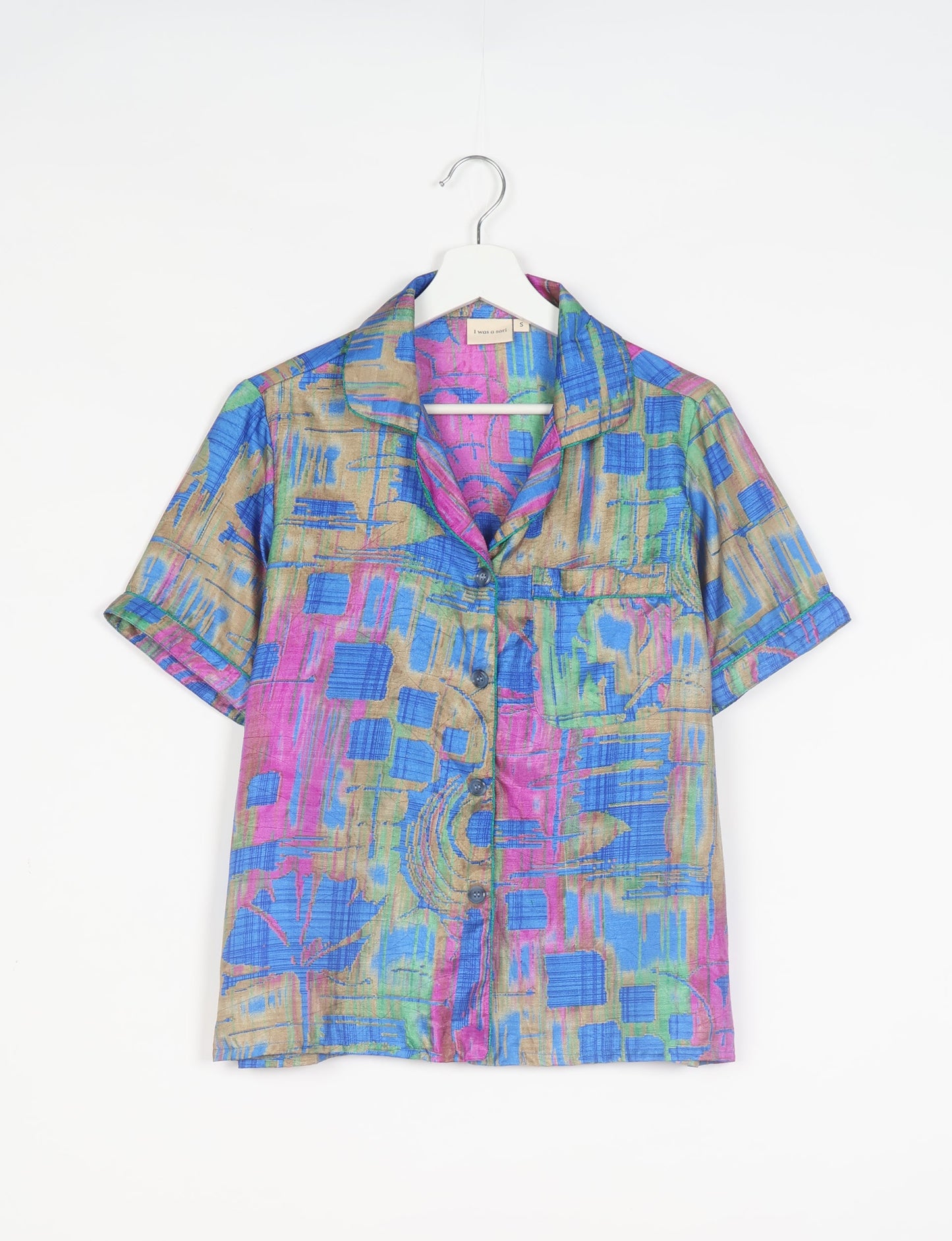 Indulge in comfort and style with our PJ Set Short, now with short sleeves. Crafted from upcycled saris, these shorts embody a zero-waste mentality for sustainable sleepwear. Versatile from day to night, perfect for beach lounging or poolside yoga, these pajamas redefine conscious fashion.