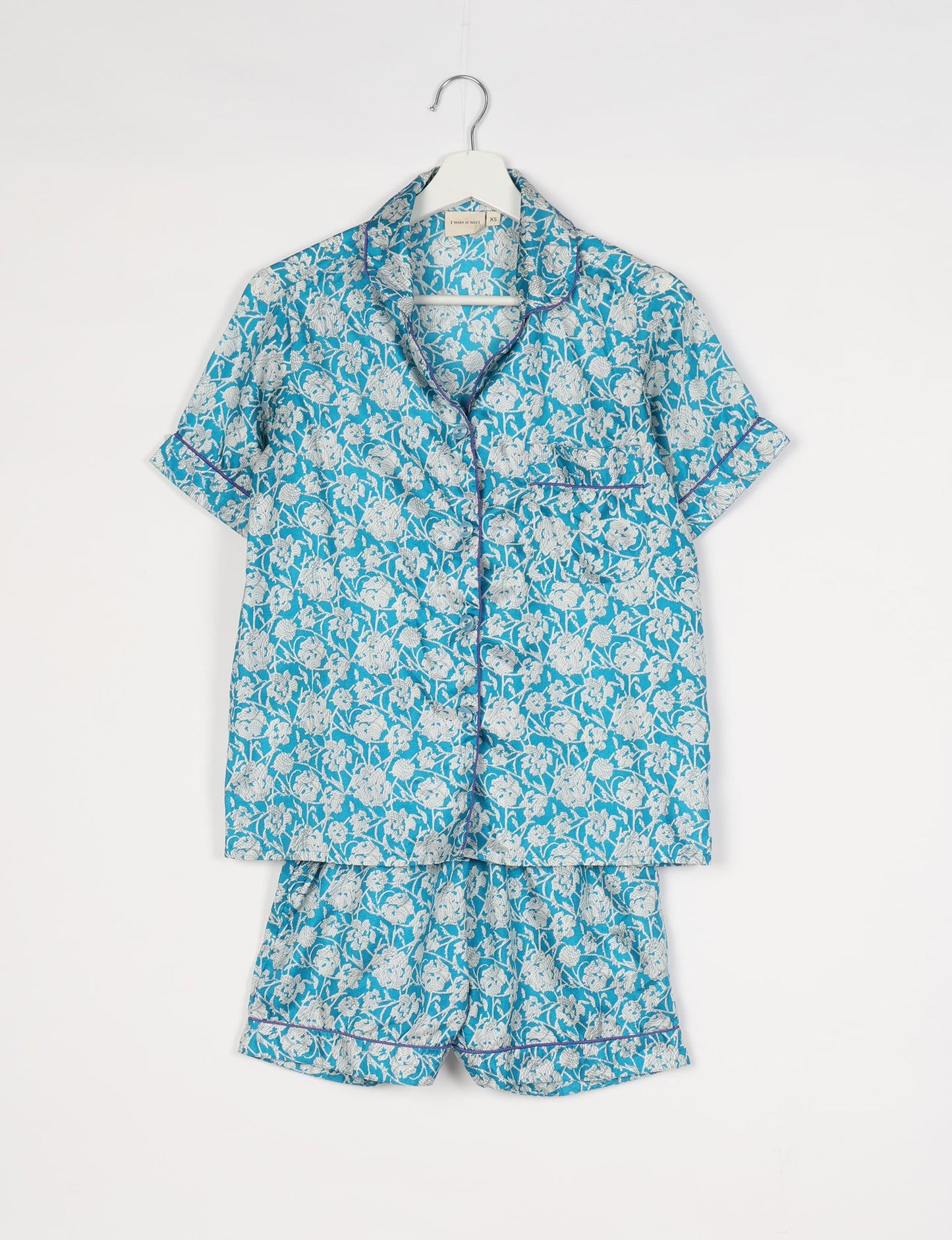 Indulge in comfort and style with our PJ Set Short, now with short sleeves. Crafted from upcycled saris, these shorts embody a zero-waste mentality for sustainable sleepwear. Versatile from day to night, perfect for beach lounging or poolside yoga, these pajamas redefine conscious fashion.