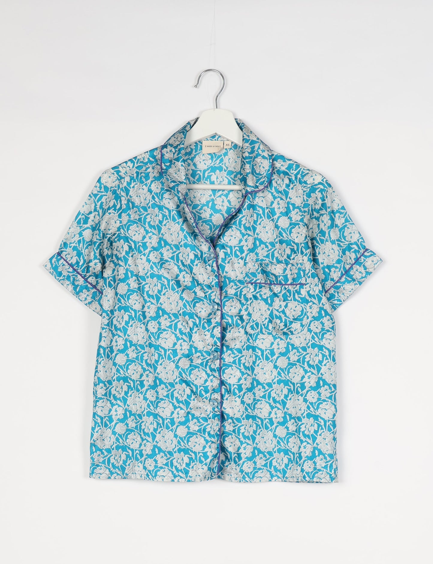 Indulge in comfort and style with our PJ Set Short, now with short sleeves. Crafted from upcycled saris, these shorts embody a zero-waste mentality for sustainable sleepwear. Versatile from day to night, perfect for beach lounging or poolside yoga, these pajamas redefine conscious fashion.