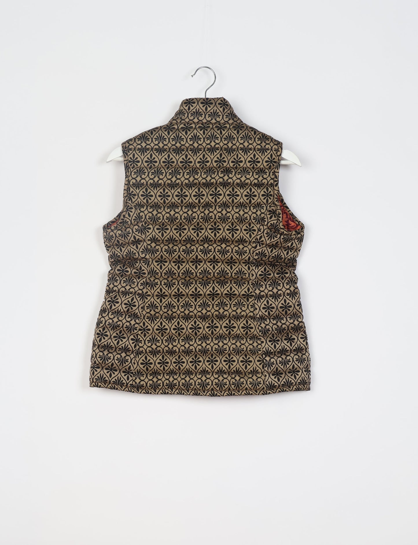 Elevate your style with our QUILTED GILET, crafted from upcycled tropical saris. This sleeveless jacket, with its quilted warmth, is perfect for layering over tees or sweaters. Choose ethical, green fashion and experience the comfort of sustainable living with a touch of home.
