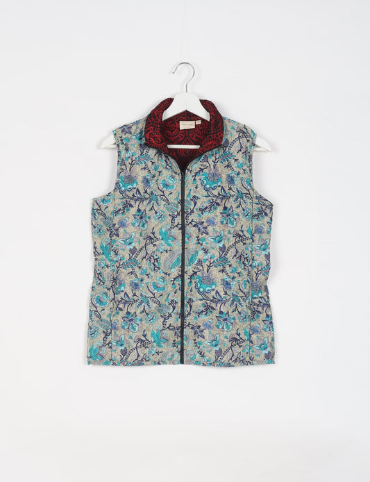 Elevate your style with our QUILTED GILET, crafted from upcycled tropical saris. This sleeveless jacket, with its quilted warmth, is perfect for layering over tees or sweaters. Choose ethical, green fashion and experience the comfort of sustainable living with a touch of home.