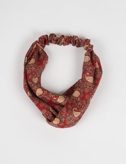 Elevate your style with our LIGHT TURBAN – the perfect finishing touch featuring contrasting vibrant prints from traditional Indian saris. Hand-sewn with care, these turbans give a second life to upcycled saris, transforming lives and supporting fair wages for our craftswomen. Embrace fashion with purpose.