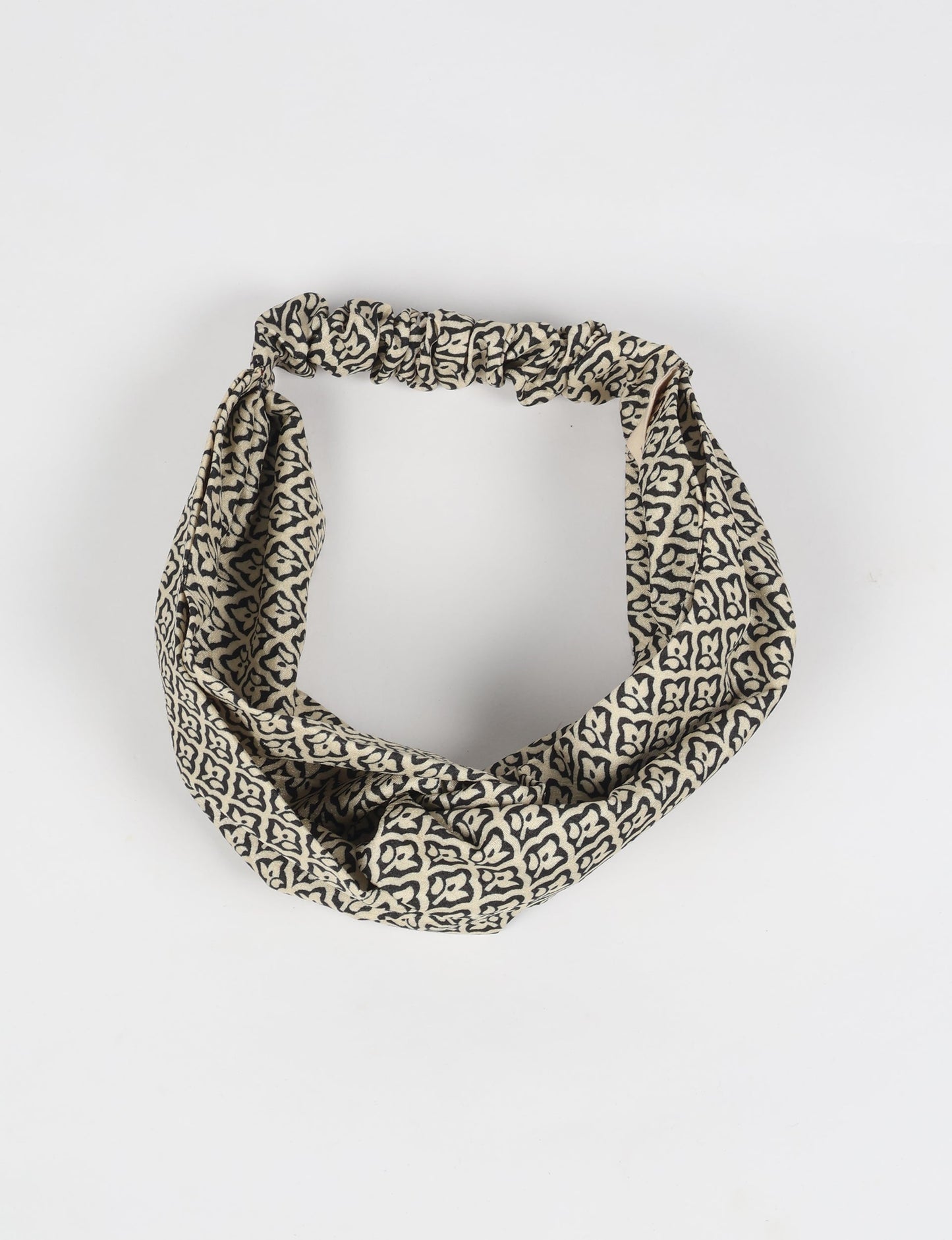 Elevate your style with our LIGHT TURBAN – the perfect finishing touch featuring contrasting vibrant prints from traditional Indian saris. Hand-sewn with care, these turbans give a second life to upcycled saris, transforming lives and supporting fair wages for our craftswomen. Embrace fashion with purpose.