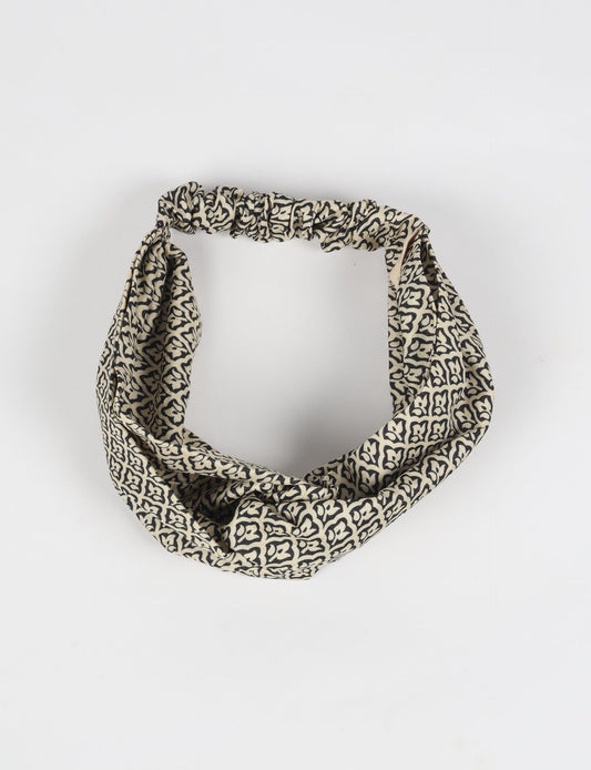 Elevate your style with our LIGHT TURBAN – the perfect finishing touch featuring contrasting vibrant prints from traditional Indian saris. Hand-sewn with care, these turbans give a second life to upcycled saris, transforming lives and supporting fair wages for our craftswomen. Embrace fashion with purpose.