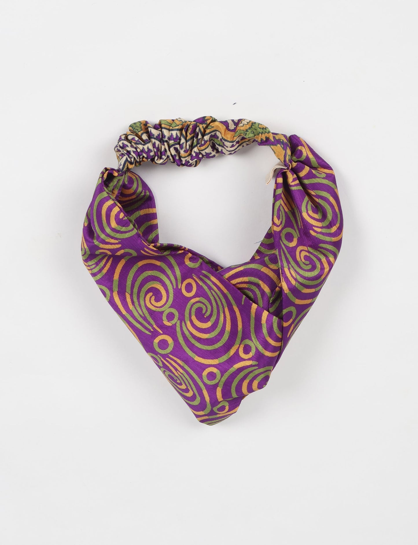 Elevate your style with our LIGHT TURBAN – the perfect finishing touch featuring contrasting vibrant prints from traditional Indian saris. Hand-sewn with care, these turbans give a second life to upcycled saris, transforming lives and supporting fair wages for our craftswomen. Embrace fashion with purpose.