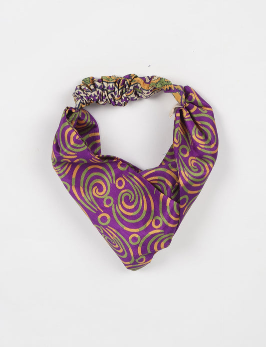 Elevate your style with our LIGHT TURBAN – the perfect finishing touch featuring contrasting vibrant prints from traditional Indian saris. Hand-sewn with care, these turbans give a second life to upcycled saris, transforming lives and supporting fair wages for our craftswomen. Embrace fashion with purpose.