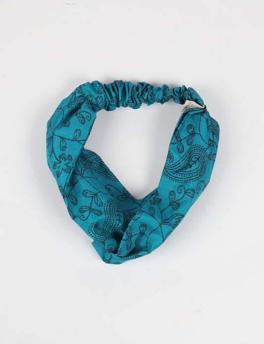 Elevate your style with our LIGHT TURBAN – the perfect finishing touch featuring contrasting vibrant prints from traditional Indian saris. Hand-sewn with care, these turbans give a second life to upcycled saris, transforming lives and supporting fair wages for our craftswomen. Embrace fashion with purpose.