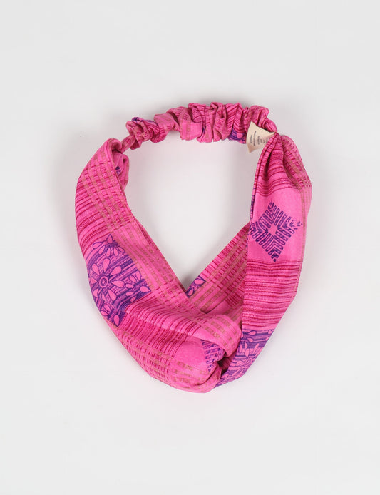 Elevate your style with our LIGHT TURBAN – the perfect finishing touch featuring contrasting vibrant prints from traditional Indian saris. Hand-sewn with care, these turbans give a second life to upcycled saris, transforming lives and supporting fair wages for our craftswomen. Embrace fashion with purpose.