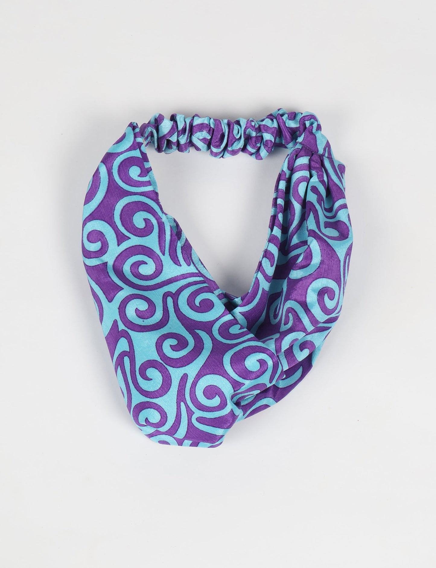 Elevate your style with our LIGHT TURBAN – the perfect finishing touch featuring contrasting vibrant prints from traditional Indian saris. Hand-sewn with care, these turbans give a second life to upcycled saris, transforming lives and supporting fair wages for our craftswomen. Embrace fashion with purpose.