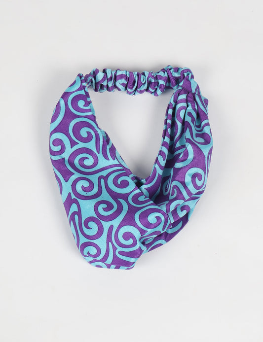 Elevate your style with our LIGHT TURBAN – the perfect finishing touch featuring contrasting vibrant prints from traditional Indian saris. Hand-sewn with care, these turbans give a second life to upcycled saris, transforming lives and supporting fair wages for our craftswomen. Embrace fashion with purpose.