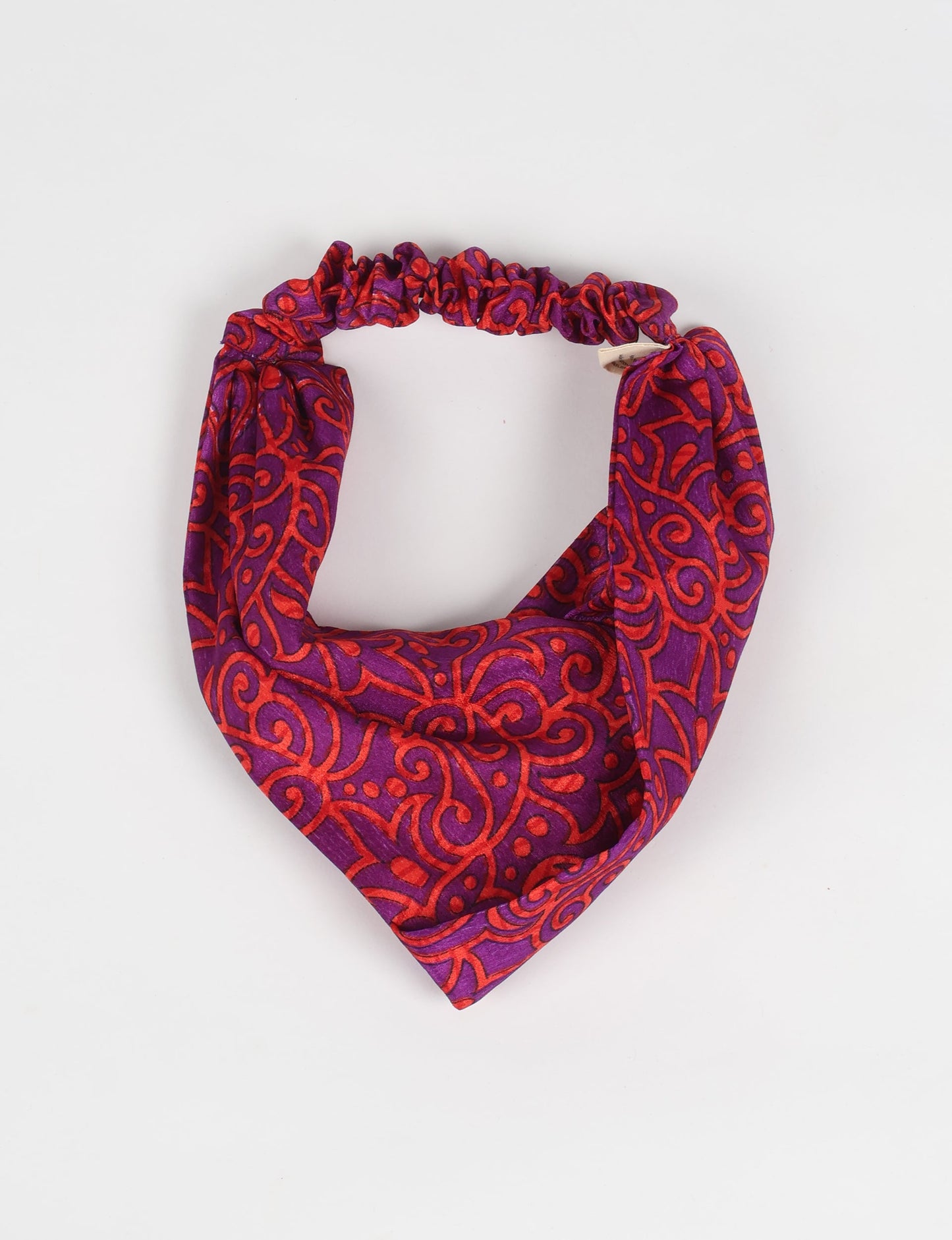 Elevate your style with our LIGHT TURBAN – the perfect finishing touch featuring contrasting vibrant prints from traditional Indian saris. Hand-sewn with care, these turbans give a second life to upcycled saris, transforming lives and supporting fair wages for our craftswomen. Embrace fashion with purpose.