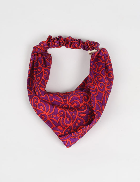 Elevate your style with our LIGHT TURBAN – the perfect finishing touch featuring contrasting vibrant prints from traditional Indian saris. Hand-sewn with care, these turbans give a second life to upcycled saris, transforming lives and supporting fair wages for our craftswomen. Embrace fashion with purpose.