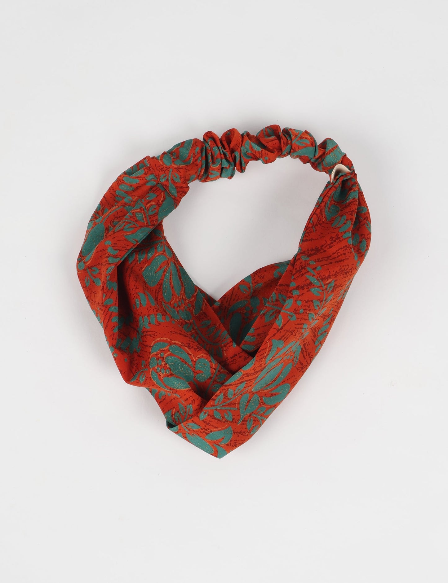 Elevate your style with our LIGHT TURBAN – the perfect finishing touch featuring contrasting vibrant prints from traditional Indian saris. Hand-sewn with care, these turbans give a second life to upcycled saris, transforming lives and supporting fair wages for our craftswomen. Embrace fashion with purpose.