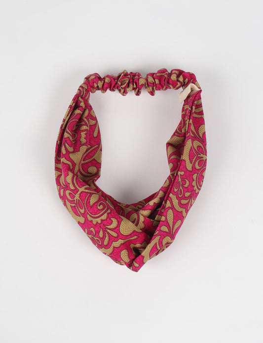 Elevate your style with our LIGHT TURBAN – the perfect finishing touch featuring contrasting vibrant prints from traditional Indian saris. Hand-sewn with care, these turbans give a second life to upcycled saris, transforming lives and supporting fair wages for our craftswomen. Embrace fashion with purpose.