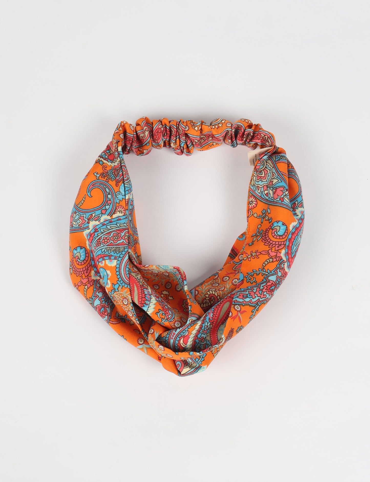 Elevate your style with our LIGHT TURBAN – the perfect finishing touch featuring contrasting vibrant prints from traditional Indian saris. Hand-sewn with care, these turbans give a second life to upcycled saris, transforming lives and supporting fair wages for our craftswomen. Embrace fashion with purpose.