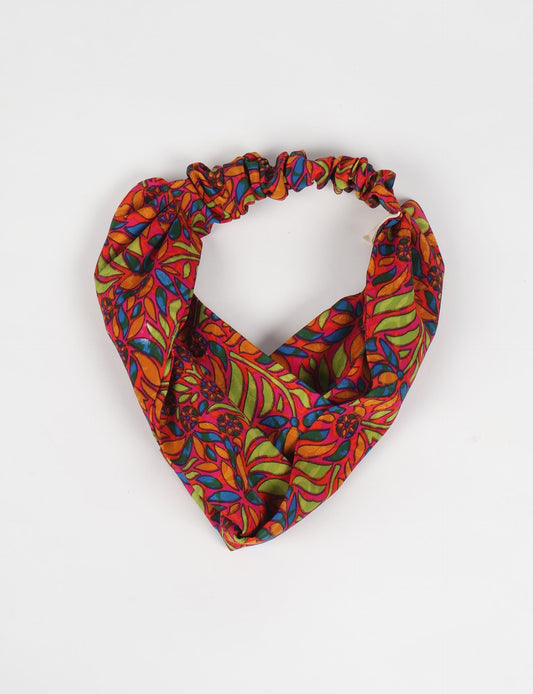 Elevate your style with our LIGHT TURBAN – the perfect finishing touch featuring contrasting vibrant prints from traditional Indian saris. Hand-sewn with care, these turbans give a second life to upcycled saris, transforming lives and supporting fair wages for our craftswomen. Embrace fashion with purpose.