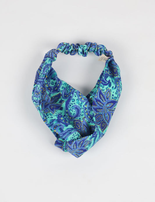 Elevate your style with our LIGHT TURBAN – the perfect finishing touch featuring contrasting vibrant prints from traditional Indian saris. Hand-sewn with care, these turbans give a second life to upcycled saris, transforming lives and supporting fair wages for our craftswomen. Embrace fashion with purpose.