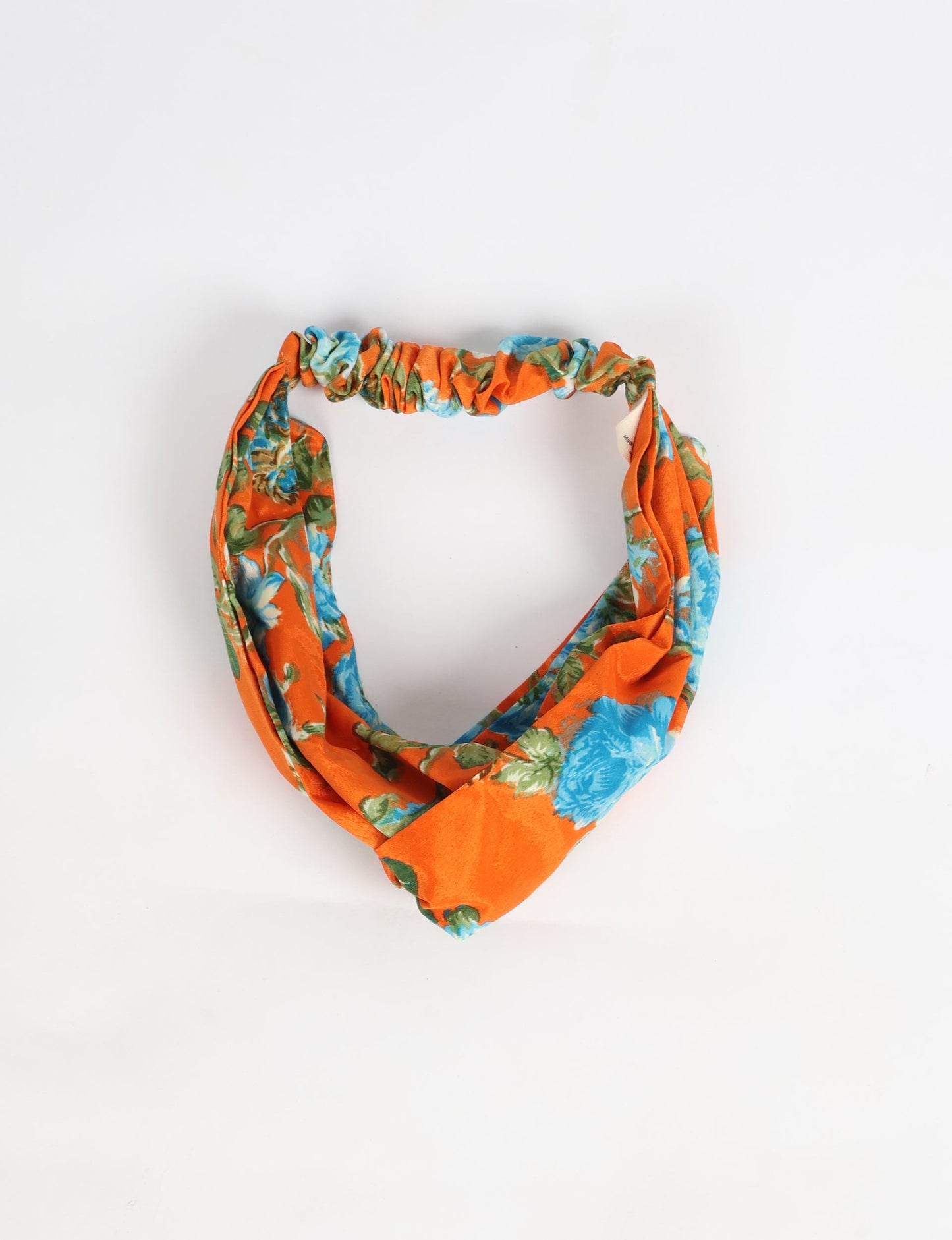 Elevate your style with our LIGHT TURBAN – the perfect finishing touch featuring contrasting vibrant prints from traditional Indian saris. Hand-sewn with care, these turbans give a second life to upcycled saris, transforming lives and supporting fair wages for our craftswomen. Embrace fashion with purpose.