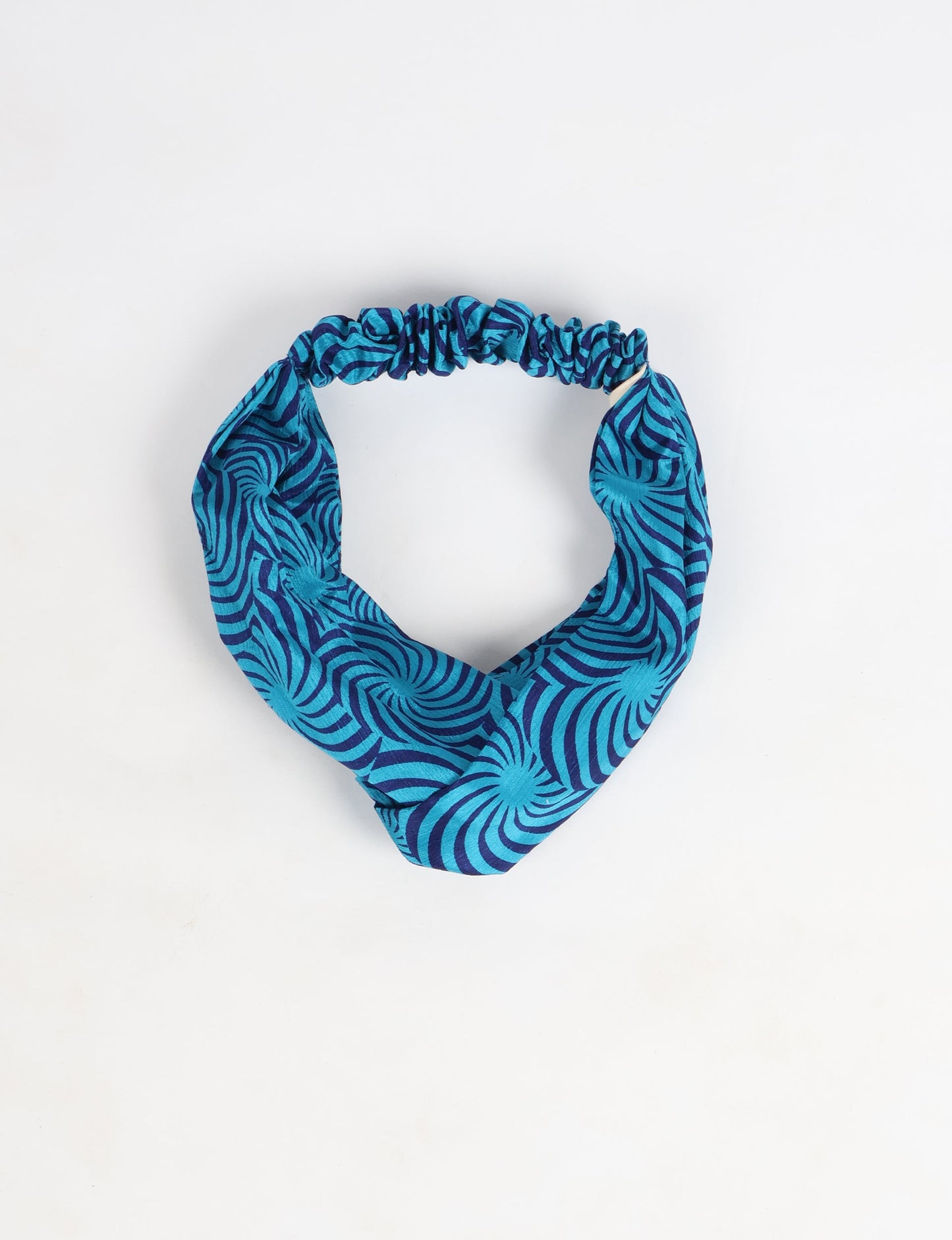 Elevate your style with our LIGHT TURBAN – the perfect finishing touch featuring contrasting vibrant prints from traditional Indian saris. Hand-sewn with care, these turbans give a second life to upcycled saris, transforming lives and supporting fair wages for our craftswomen. Embrace fashion with purpose.