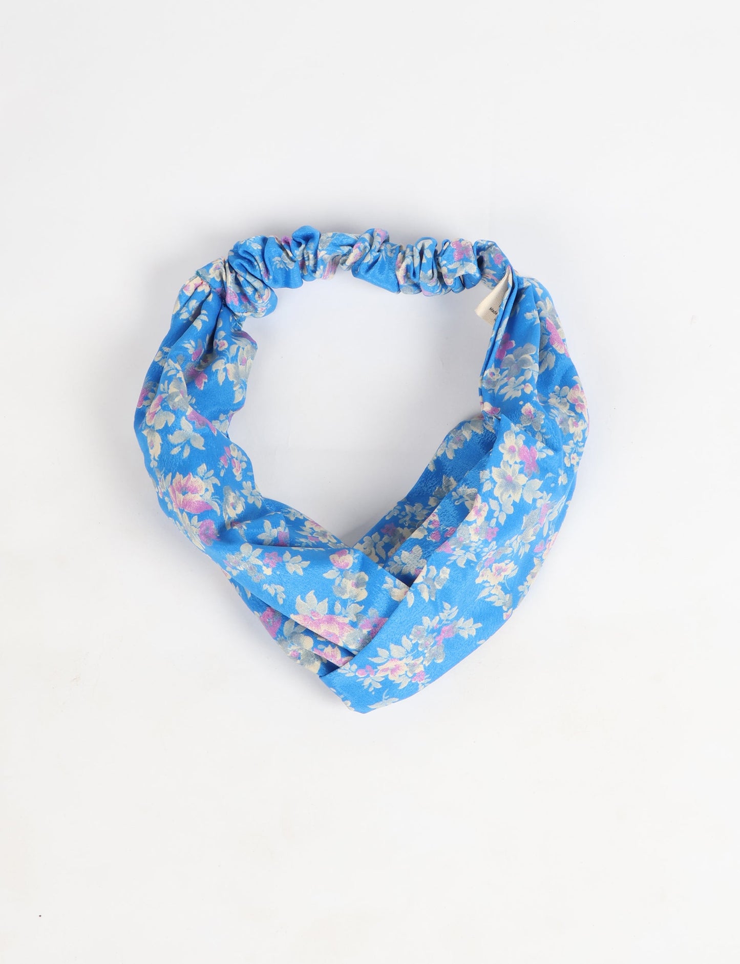 Elevate your style with our LIGHT TURBAN – the perfect finishing touch featuring contrasting vibrant prints from traditional Indian saris. Hand-sewn with care, these turbans give a second life to upcycled saris, transforming lives and supporting fair wages for our craftswomen. Embrace fashion with purpose.