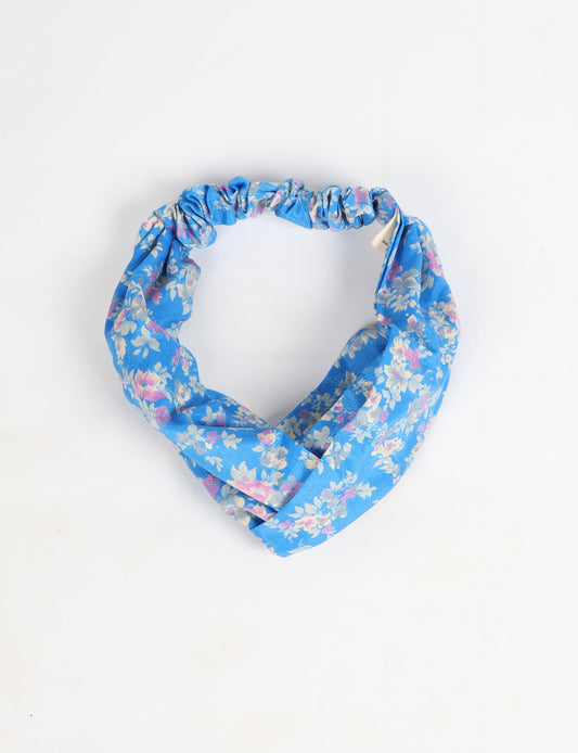 Elevate your style with our LIGHT TURBAN – the perfect finishing touch featuring contrasting vibrant prints from traditional Indian saris. Hand-sewn with care, these turbans give a second life to upcycled saris, transforming lives and supporting fair wages for our craftswomen. Embrace fashion with purpose.