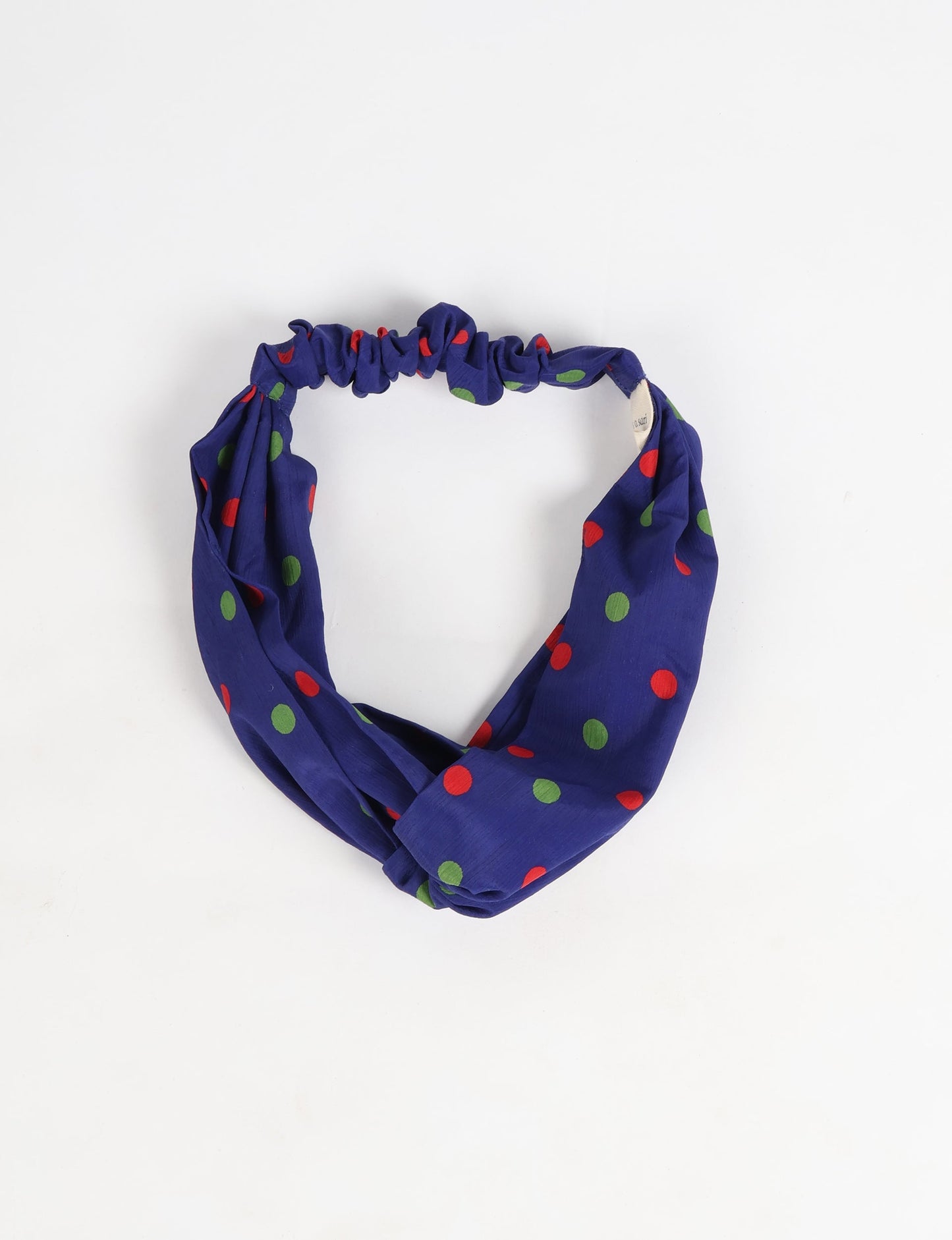 Elevate your style with our LIGHT TURBAN – the perfect finishing touch featuring contrasting vibrant prints from traditional Indian saris. Hand-sewn with care, these turbans give a second life to upcycled saris, transforming lives and supporting fair wages for our craftswomen. Embrace fashion with purpose.